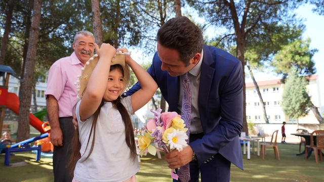 Muğla İl Milli Eğitim Müdürü Çay haftanın ilk gününde minik yüreklerle buluştu