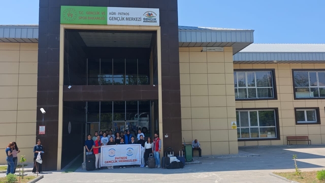 Patnos'tan 15 kız öğrenci "Bir Destandır Çanakkale" programına katıldı