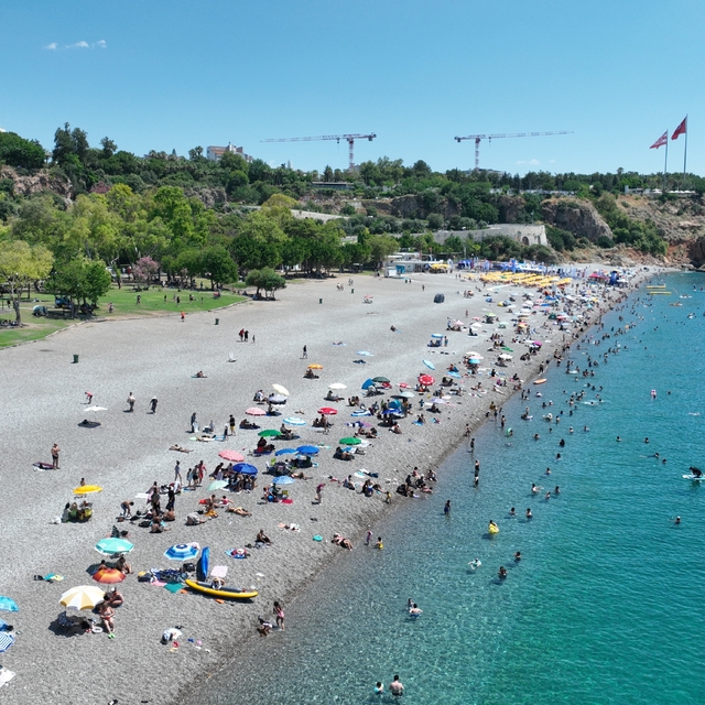 Büyükşehir'den Konyaaltı Sahili'nde 7/24 temizlik mesaisi
Temiz hijyenik ve...