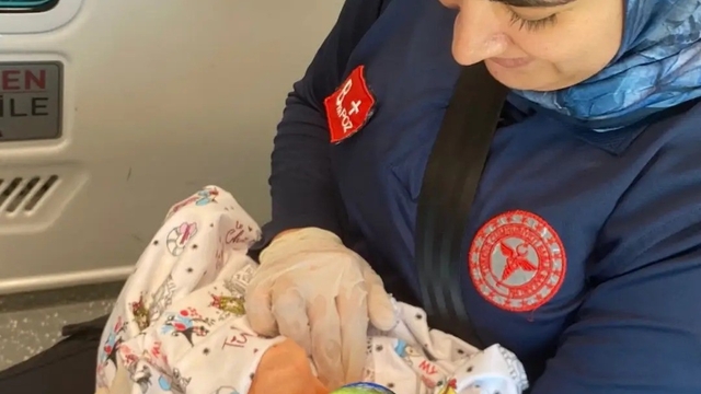 Şırnak'ta anne hastaneye yetişemedi, sağlık ekibi bebeği ambulansta doğurttu