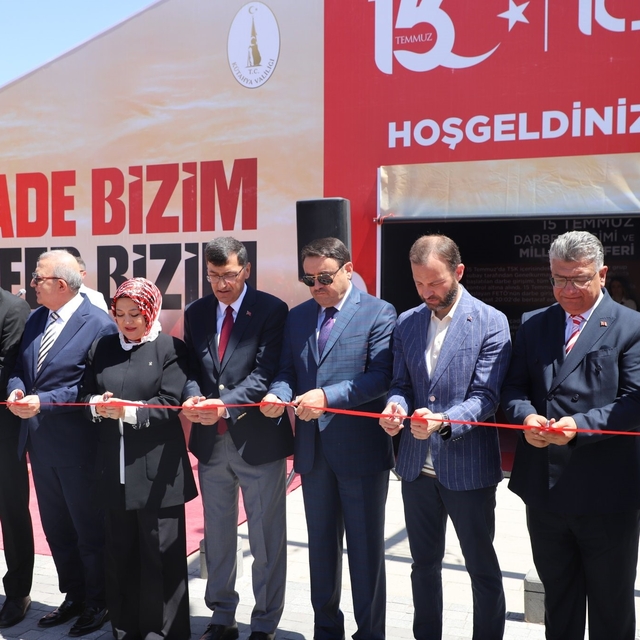 Kütahya'da '15 Temmuz Anma ve Deneyimleme Çadırı' Zafer Meydanı'nda açıldı