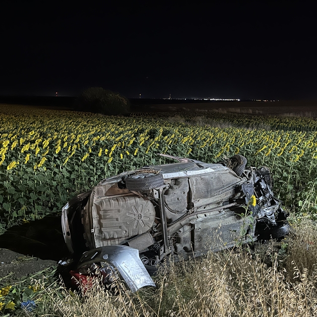 Tekirdağ'da otomobil beton bloğa çarparak tarlaya devrildi: 3'ü çocuk 5 yar...