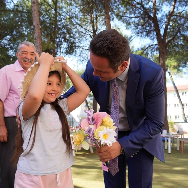 Muğla İl Milli Eğitim Müdürü Çay haftanın ilk gününde minik yüreklerle bulu...
