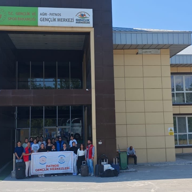 Patnos'tan 15 kız öğrenci "Bir Destandır Çanakkale" programına katıldı