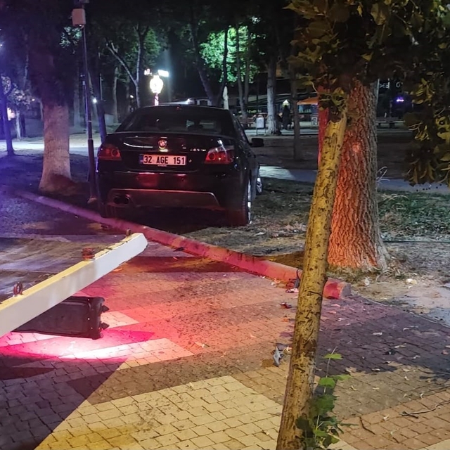 Alkollü aday sürücü kaldırıma çıktı, ehliyetine el konuldu