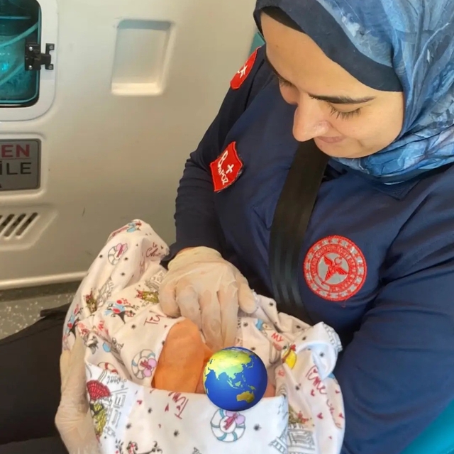 Şırnak'ta anne hastaneye yetişemedi, sağlık ekibi bebeği ambulansta doğurtt...