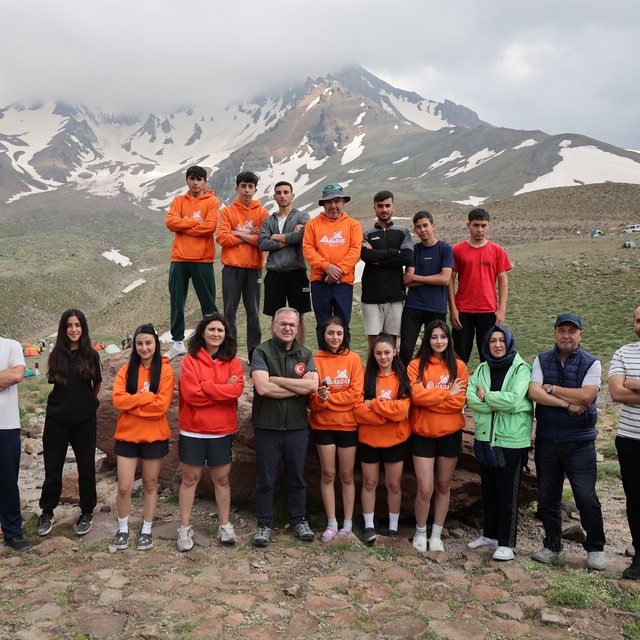 Başkan Özdoğan, Erciyes'te dağcılarla zirve heyecanını paylaştı