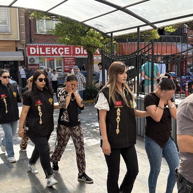 Bıçakla dairenin kapısını açmaya çalışırken yakalanan 3 şüpheli tutuklandı