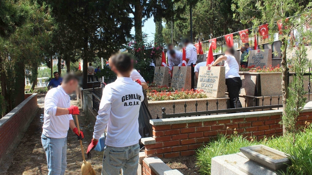 Hükümlü ve cezaevi personelinden şehitliğe anlamlı ziyaret