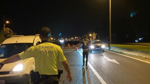 Düzce'de 26 bin 783 kişi tek tek sorgulandı
Çeşitli suçlardan aranan 56 kişi yakalandı 24'ü tutuklandı