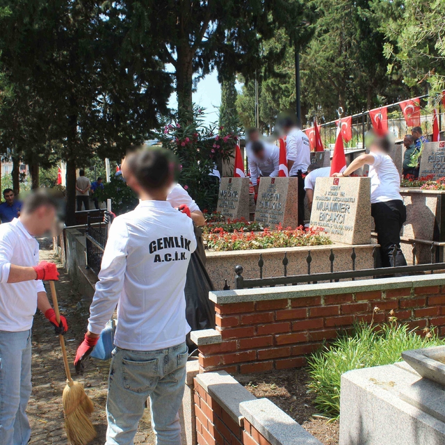 Hükümlü ve cezaevi personelinden şehitliğe anlamlı ziyaret