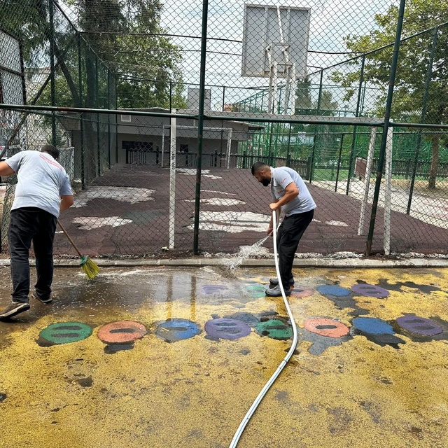 Yunusemre'de çocuk parkları pırıl pırıl oluyor