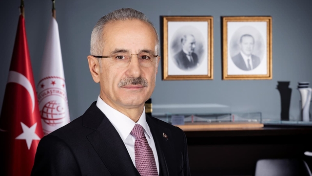 Ulaştırma ve Altyapı Bakanı Uraloğlu 15 Temmuz gecesi yaşadıklarını anlattı
"Abdest alıp ailem ile vedalaştım"
"29 tane iş makinesini askeri birliklerin önlerine yerleştirdik"