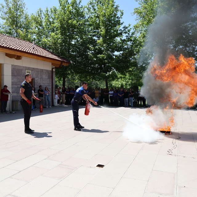 Selçuklu Belediyesi personeline uygulamalı yangın eğitimi verildi