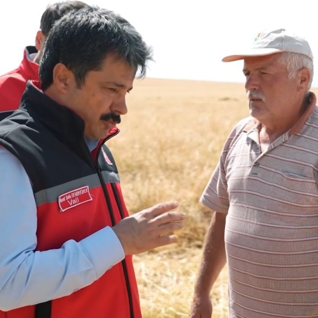 Kırşehir'de arpa ve buğdayda hasat başladı
Vali Murat Sefa Demiryürek üreti...