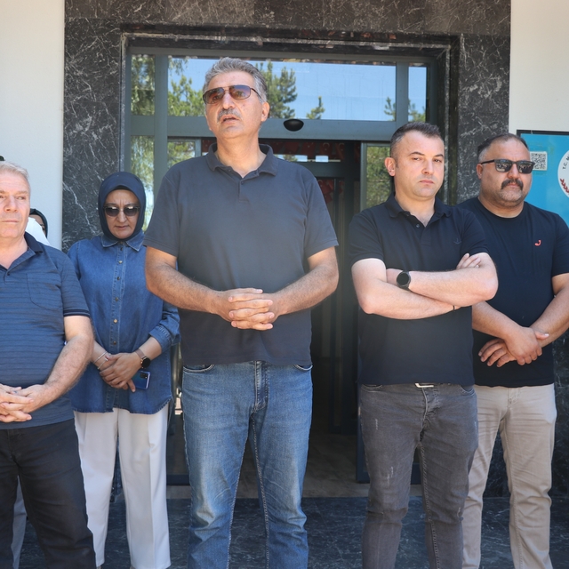 Eğitim kurumu konkordato ilan etti, veliler okul önünde toplandı