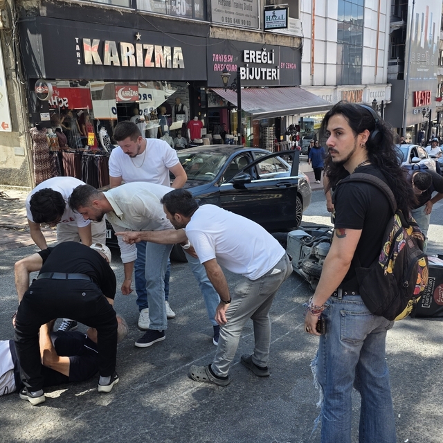 Ereğli'de motosikletin çarptığı yaya yaralandı