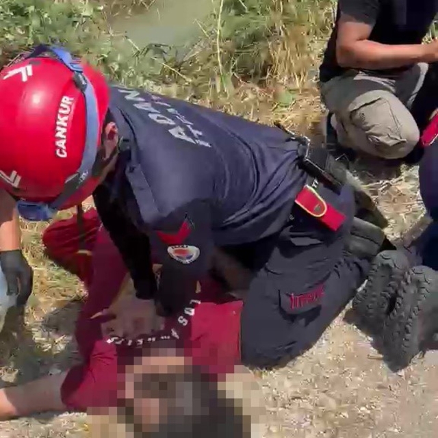 Sulama kanalına devrilen otomobildeki anne ve oğlu hayatını kaybetti