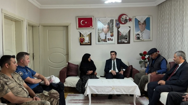 Susuz Kaymakamı Öztürk'ten şehit ailesine anlamlı ziyaret