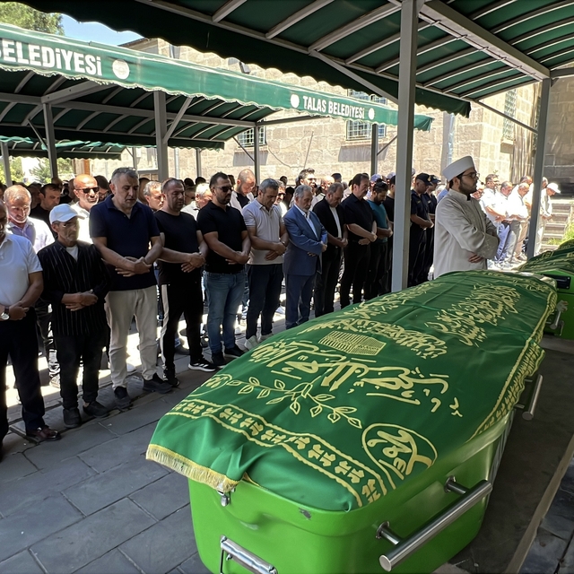 Kazada ölen uzman çavuş, eşi ve 8 aylık bebekleri toprağa verildi