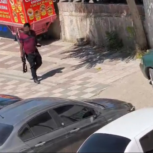 Pompalı tüfekle havaya ateş açan şahıs paniğe neden oldu