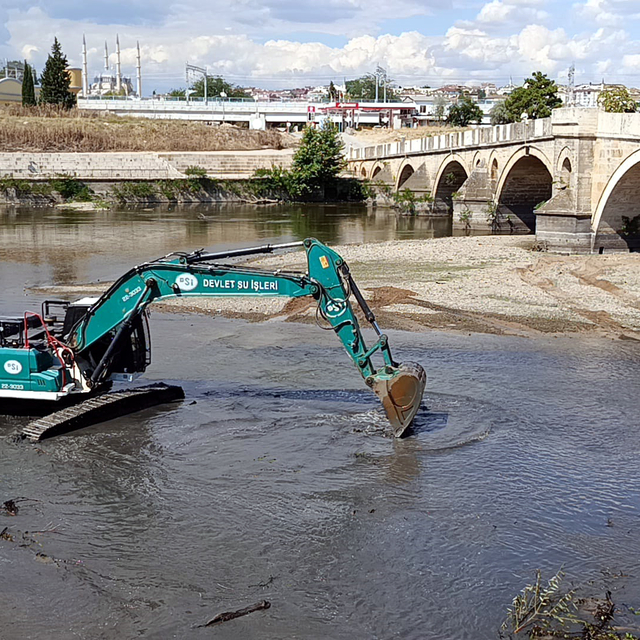 Debisi düşen Tunca Nehri'nde temizleme çalışması