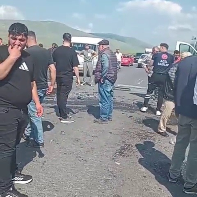 Ardahan'da otomobiller çarpıştı: 6 yaralı