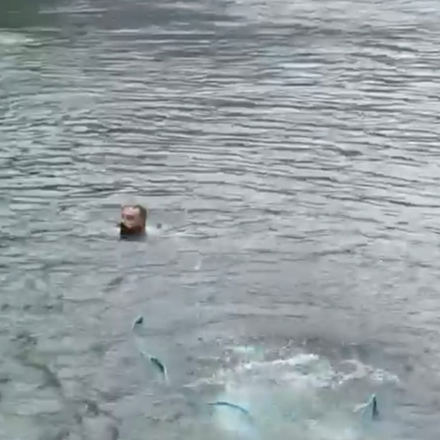 Uzungöl'e düşen çantayı kurtarmak için suya atlayan 2 Arap turistten 1'i ku...