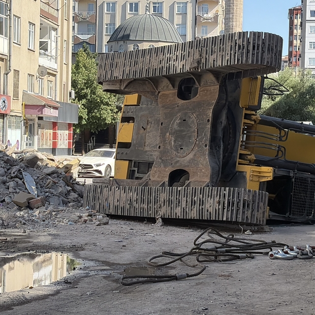 Yıkım çalışmasındaki iş makinesi devrildi: 1 yaralı