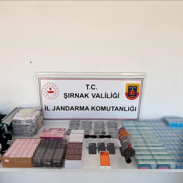 Şırnak'ta kaçakçılık operasyonu: Silah, sigara ve milyonluk kaçak ürün ele...