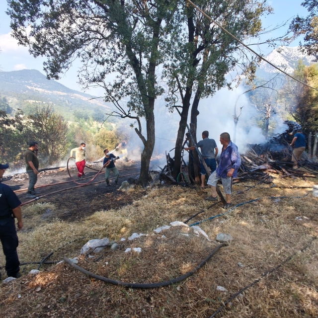 Kumluca'da odunlukta başlayan yangın boş evin bahçesine sıçradı