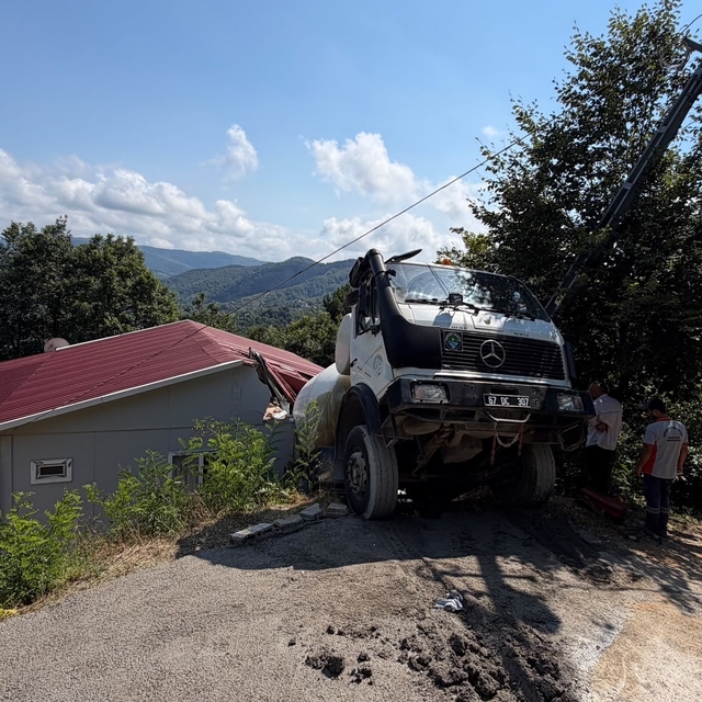 Beton mikseri evin çatısına düştü: Faciadan dönüldü