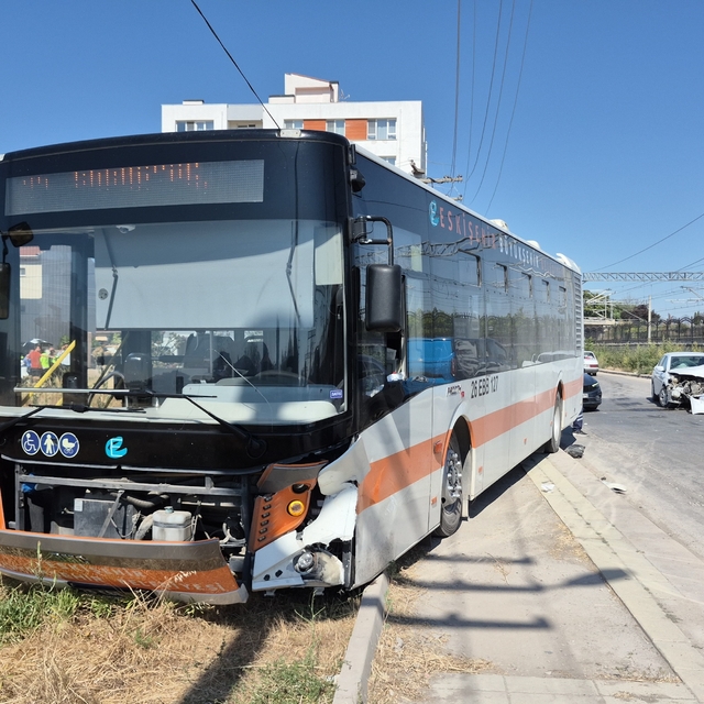 Eskişehir'de 2 belediye aracının çarptığı otomobildeki 2 kişi yaralandı