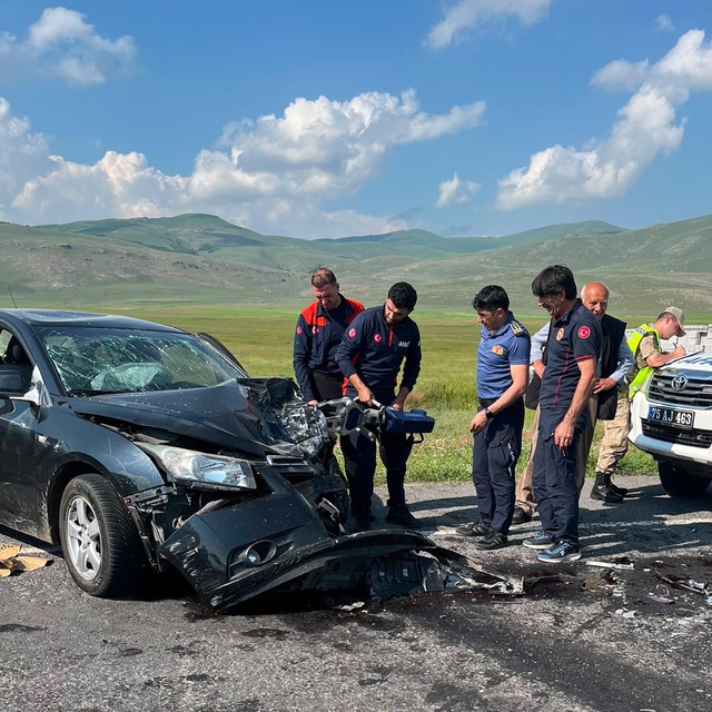 Minibüs ile otomobil çarpıştı: 7 yaralı
