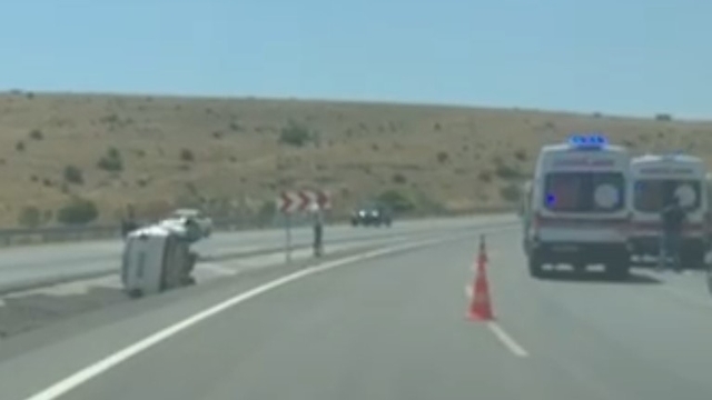 Otomobil devrildi 3 kişi yaralandı