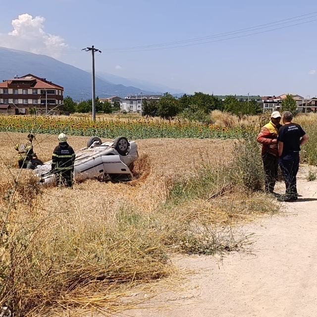 Taklalar atan otomobil buğday tarlasına uçtu: 1 yaralı