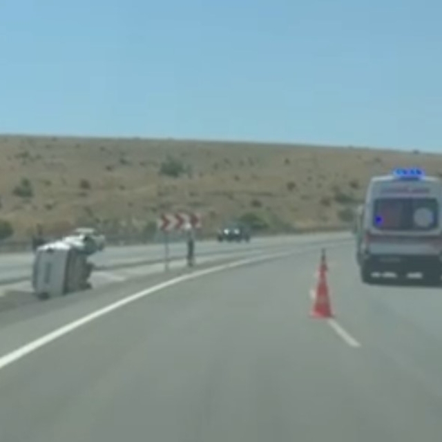 Otomobil devrildi 3 kişi yaralandı
