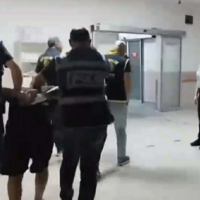 Ayvalık'ta bir kişinin bıçaklanarak ağır yaralandığı trafik kavgasında 2 şü...