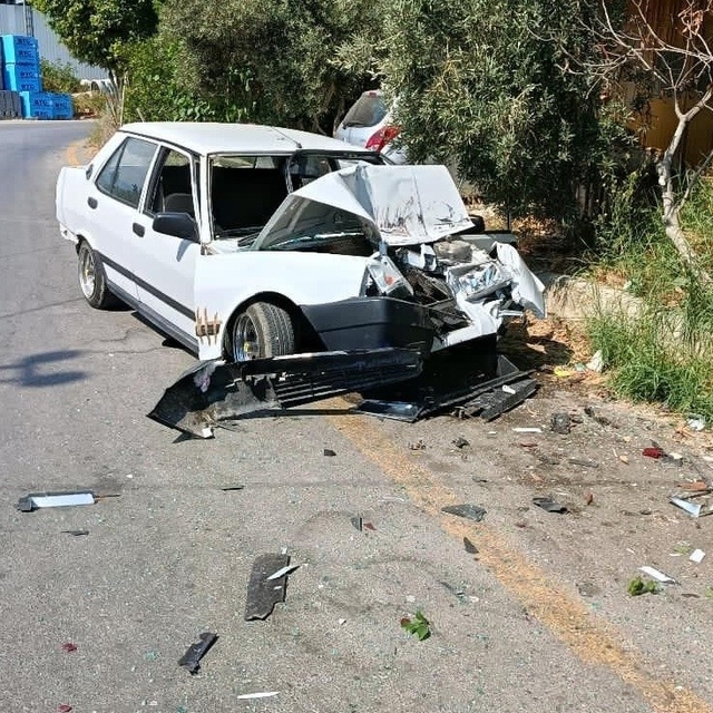 Virajı alamayan sürücünün park halindeki araca çarptığı anlar kamerada