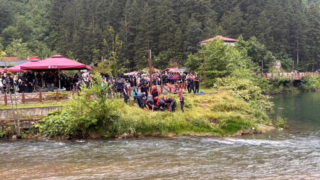 Uzungöl'de göle düşen turisti kurtarmak isteyen 2 kişi boğulma tehlikesi geçirdi; turistin cesedine ulaşıldı(2)