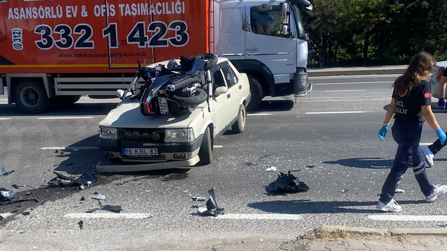 Motosiklet, çarpıştığı otomobilin üzerine düştü; 3 yaralı