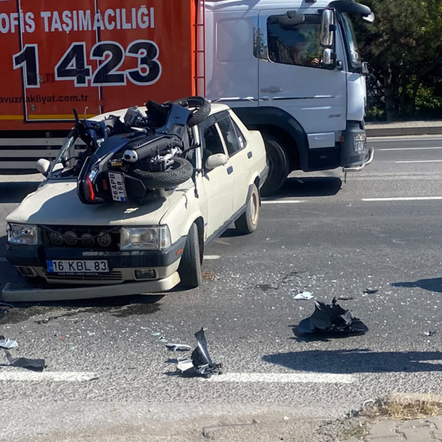 Motosiklet, çarpıştığı otomobilin üzerine düştü; 3 yaralı
