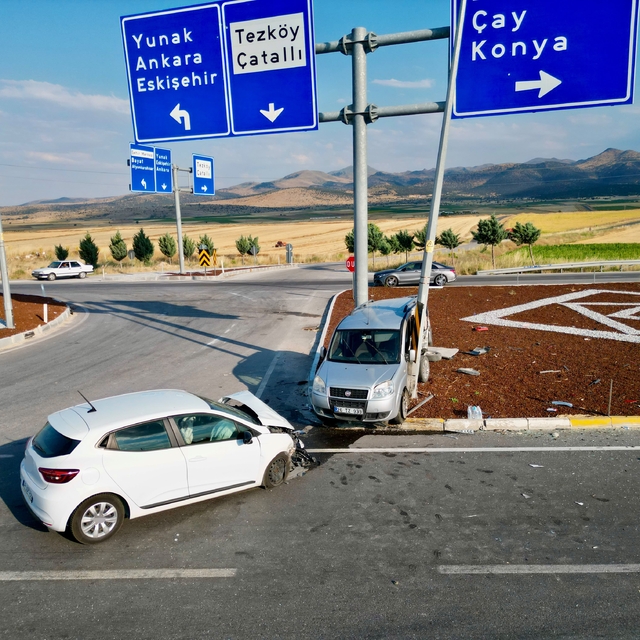 Hafif ticari araç otomobille çarpıştı: 7 yaralı