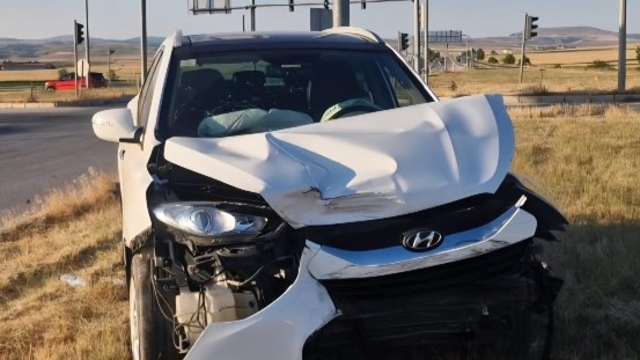 Çorum'da iki otomobilin çarpışması kamerada; 6 yaralı