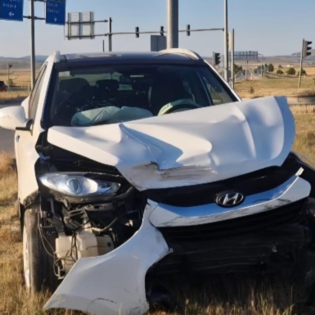 Çorum'da iki otomobilin çarpışması kamerada; 6 yaralı