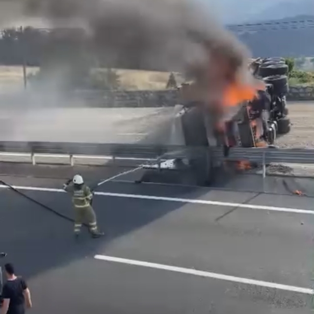 Devrilip yanan TIR'ın şoförü yaralandı