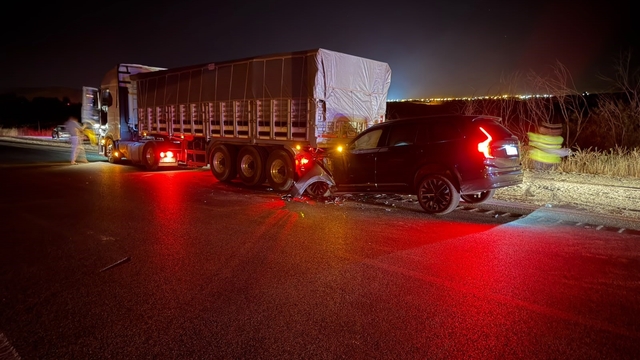 Yozgat'ta otomobil tıra çarptı: 3 yaralı