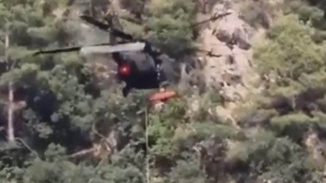 Kayalıklardan düşen doğa yürüyüşçüsü askeri helikopterle kurtarıldı