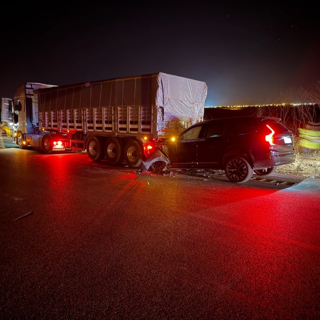 Yozgat'ta otomobil tıra çarptı: 3 yaralı