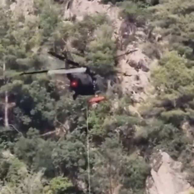 Kayalıklardan düşen doğa yürüyüşçüsü askeri helikopterle kurtarıldı